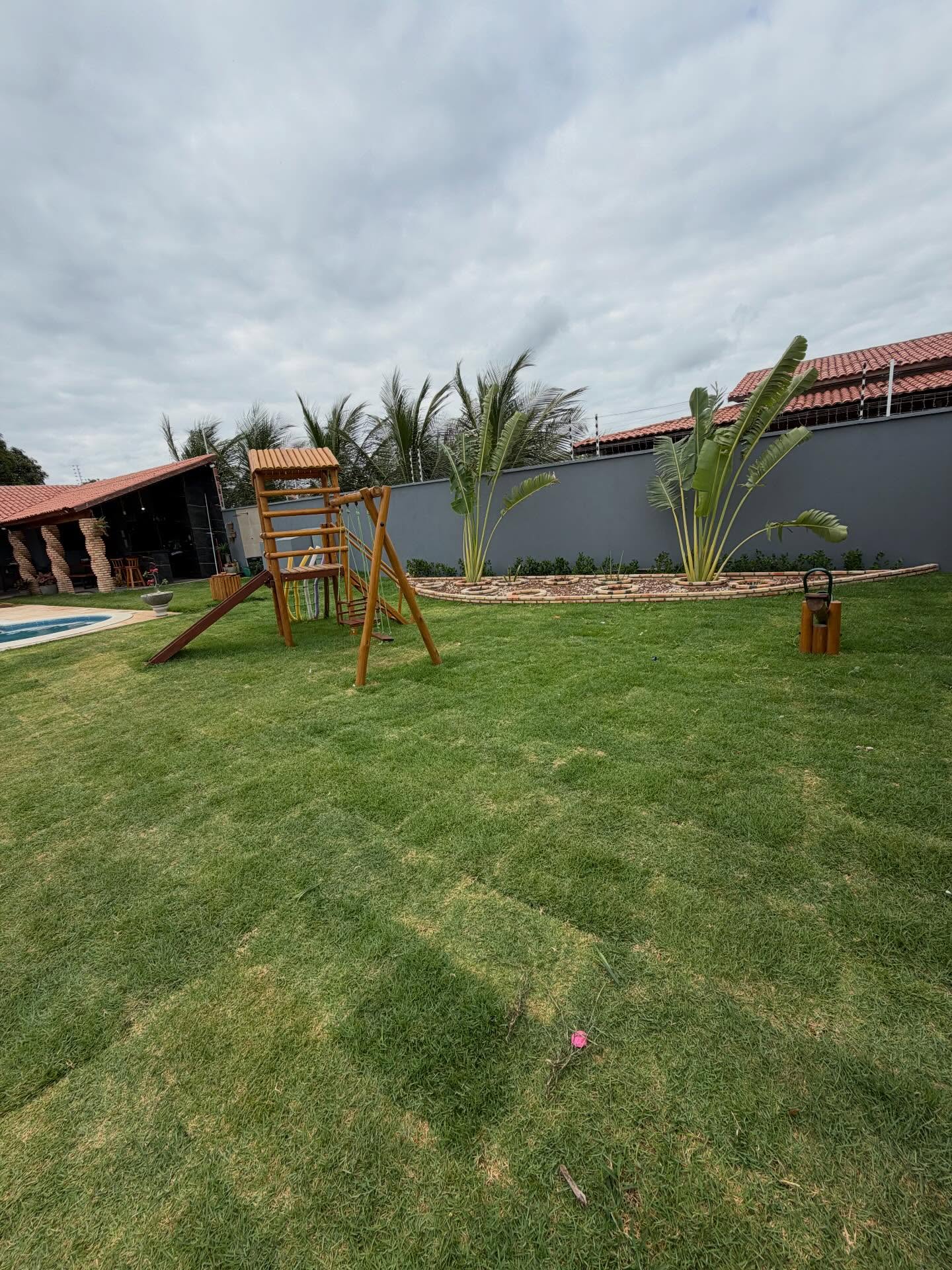 Casa, piscina e área externa do Refúgio Cavalcantt